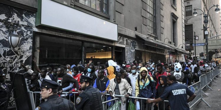 Policija traga za muškarcem koji je navodno pipkao petogodišnjakinju u prihvatilištu za migrante u New Yorku