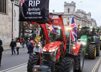 Poljoprivrednici traktorima blokiraju ulice Londona u znak protesta protiv novih poreznih promjena