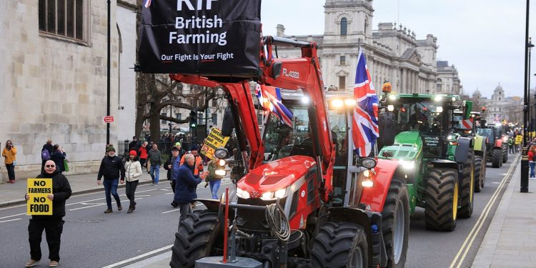 Poljoprivrednici traktorima blokiraju ulice Londona u znak protesta protiv novih poreznih promjena