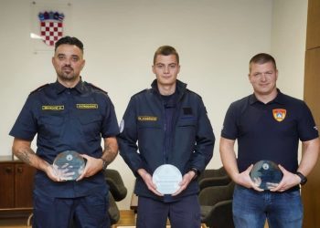 Ponos i sreća među splitskim vatrogascima. Ovi hrabri ljudi su nagrađeni! Dobili su zaslužene godišnje plakete: “Nakon smjene na poslu proveo sam dva dana na požarištu”
