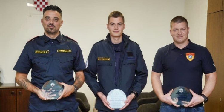 Ponos i sreća među splitskim vatrogascima. Ovi hrabri ljudi su nagrađeni! Dobili su zaslužene godišnje plakete: “Nakon smjene na poslu proveo sam dva dana na požarištu”