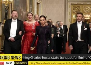 Ponosni David Beckham pruža ohrabrujuću ruku supruzi Victoriji nakon što se čini nervoznom dok se pridružuju kraljevskoj obitelji na Kraljevskom blještavom državnom banketu za Katar