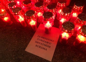 Pred turističkim zajednicama kao – na groblju. Mali iznajmljivači i danas su upalili svijeće, pogledajte ove prizore