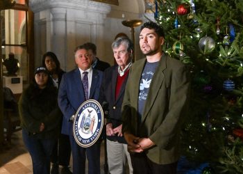 Prosvjednici pokušavaju zaustaviti iseljavanje stotina migranata iz javnih stanova