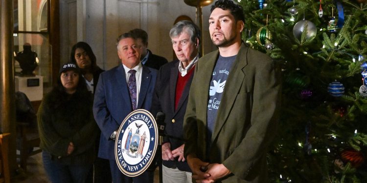 Prosvjednici pokušavaju zaustaviti iseljavanje stotina migranata iz javnih stanova