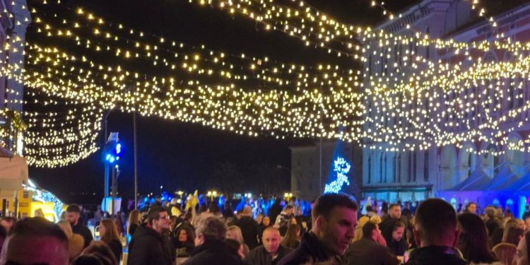 RED ZABAVE, RED ČAROLIJE Splićani se zabavljaju na Prokurativama