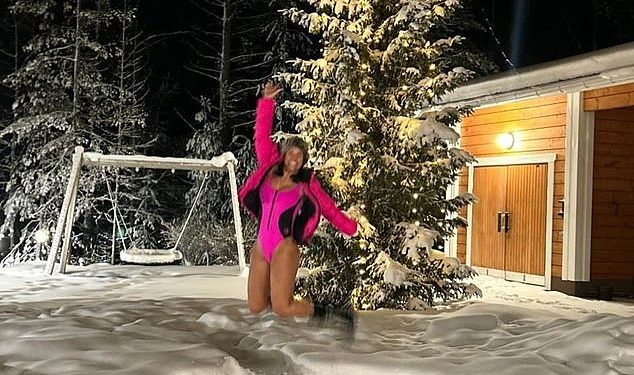 Rebekah Vardy skida se u neonski ružičasti triko na snijegu dok dijeli snimke s čarobnog obiteljskog odmora u Laponiji