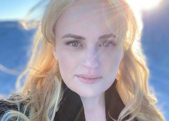 Rebel Wilson dijeli iskrene obiteljske fotografije sa zimskog odmora u zemlji čuda u Aspenu s kćeri Royce i novom suprugom Ramonom Agruma