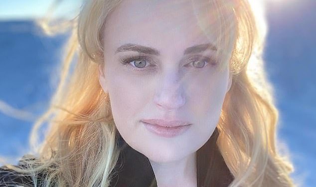 Rebel Wilson dijeli iskrene obiteljske fotografije sa zimskog odmora u zemlji čuda u Aspenu s kćeri Royce i novom suprugom Ramonom Agruma