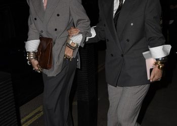 Rita Ora i njezina majka Vera drže se za ruke dok predvode rane odlaske s dodjele Fashion Awards uz blistavu Jourdan Dunn