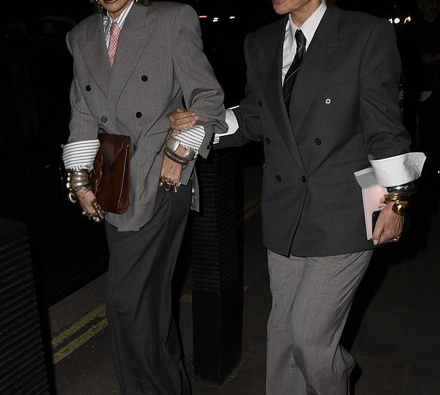 Rita Ora i njezina majka Vera drže se za ruke dok predvode rane odlaske s dodjele Fashion Awards uz blistavu Jourdan Dunn