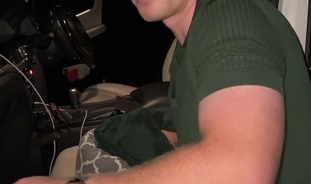 Robert Irwin izluđuje obožavatelje dok pokazuje svoje mišićave ruke dok spašava kornjaču s autoceste