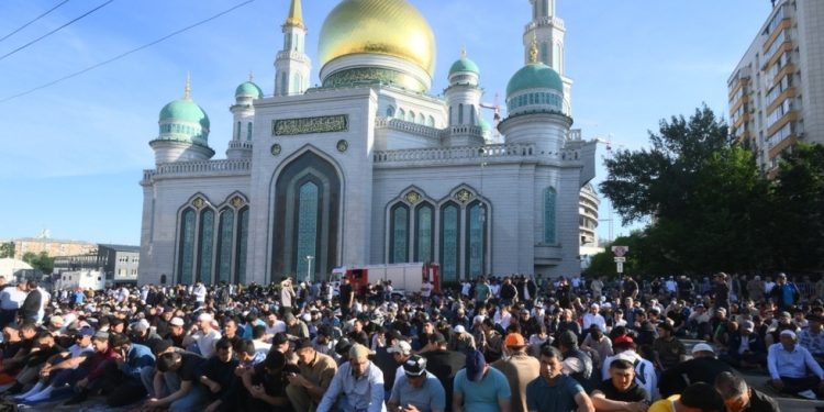 Ruski muslimanski svećenici poništili su odluku o poligamiji — RT Rusija i bivši Sovjetski Savez