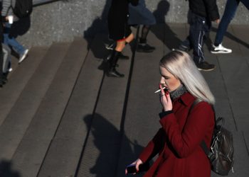 Ruski zastupnik predlaže zabranu pušenja u hodu — RT Rusija i bivši Sovjetski Savez