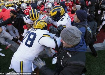 Ryan Day poslao je upozorenje za posao nakon što je glavni trener države Ohio postao viralan zbog reakcije na nasilan gubitak u Michiganu