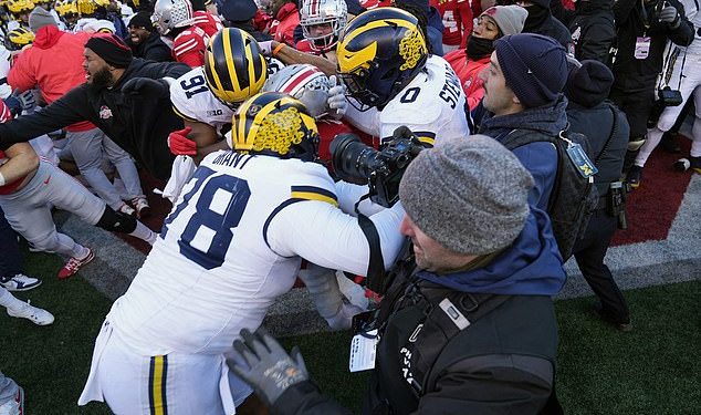 Ryan Day poslao je upozorenje za posao nakon što je glavni trener države Ohio postao viralan zbog reakcije na nasilan gubitak u Michiganu