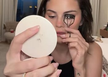 Selena Gomez pokazuje prekrasan zaručnički prsten od 1 milijun dolara od zaručnika Bennyja Blanca dok uključuje kozmetički brend