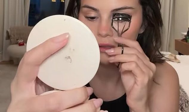 Selena Gomez pokazuje prekrasan zaručnički prsten od 1 milijun dolara od zaručnika Bennyja Blanca dok uključuje kozmetički brend