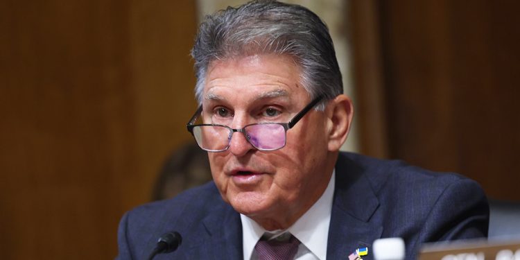Senator Joe Manchin krivi progresivce da su Demokratsku stranku pretvorili u ‘otrovnu’
