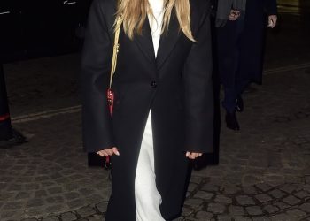 Sienna Miller izgleda elegantno u bijeloj haljini i crnom kaputu dok stiže u katedralu Svetog Pavla u Londonu