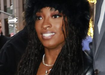 Simone Biles nosi crnu kožnu suknju i blejzer za elegantan dolazak u NBC Studios u New Yorku