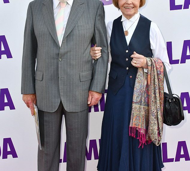 Sin Timothyja Westa Samuel otkriva da glumčeva supruga Prunella Scales – koja se bori s vaskularnom demencijom – ‘nije dovoljno dobro da prihvati’ da je on umro