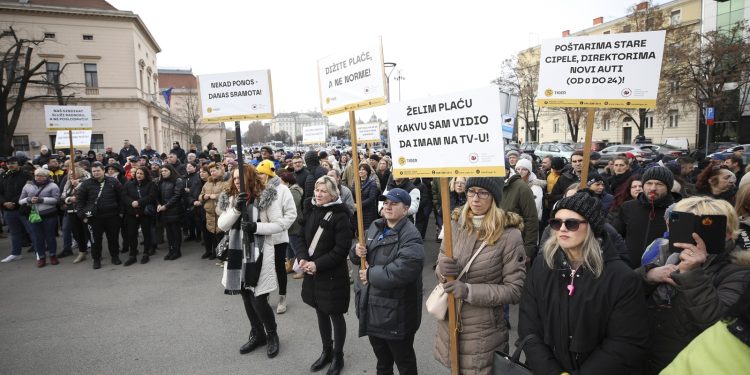 ‘NELOGIČNI POSLODAVAC’ Sindikat poštara na prosvjedu tražio povećanje plaća | NACIONAL.HR
