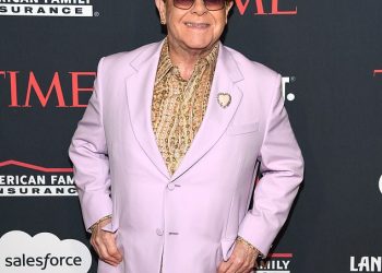 Sir Elton John otkriva da ga ‘viša sila’ gleda nakon što mu je prethodno pomogla da prebrodi ‘ovisnost o drogama, depresiju i usamljenost’ nakon što je otkrio da je izgubio vid