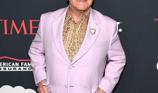 Sir Elton John otkriva da ga ‘viša sila’ gleda nakon što mu je prethodno pomogla da prebrodi ‘ovisnost o drogama, depresiju i usamljenost’ nakon što je otkrio da je izgubio vid