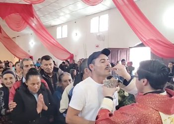 Snimljen pokušaj krađe Euharistije, svećenik upozorio: ‘Svi morate gledati’