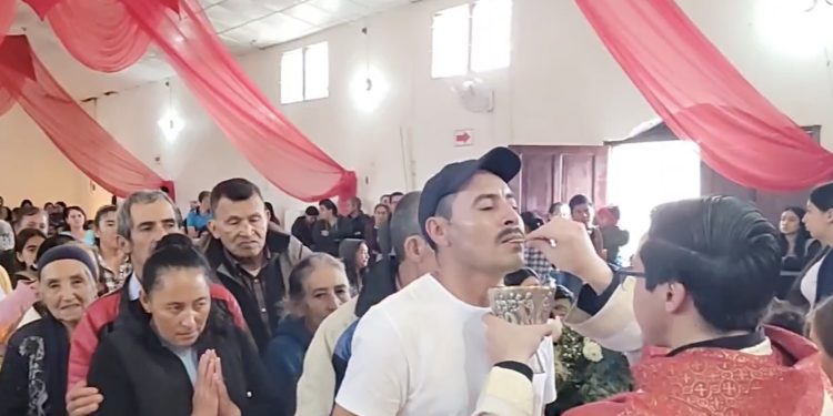 Snimljen pokušaj krađe Euharistije, svećenik upozorio: ‘Svi morate gledati’