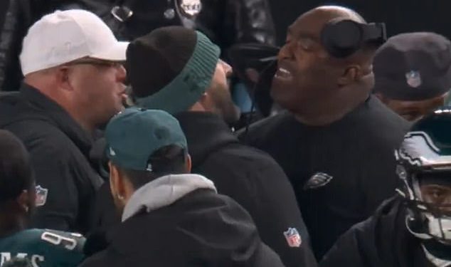 Šokantan trenutak, trener Eaglesa Nick Sirianni ulazi u bijesnu svađu s pomoćnikom… prije nego što ‘Big Dom’ to prekine