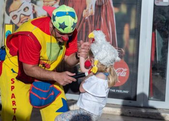 Spartanko večeras stiže u školu na Plokite. Djeco i roditelji, provedite ugodnu večer ispunjenu smijehom i zabavom