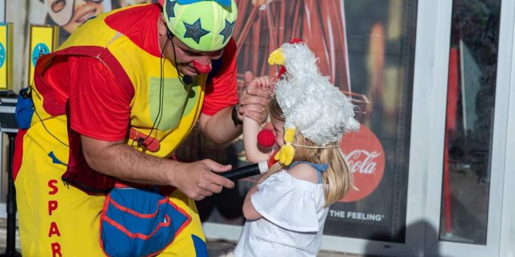 Spartanko večeras stiže u školu na Plokite. Djeco i roditelji, provedite ugodnu večer ispunjenu smijehom i zabavom