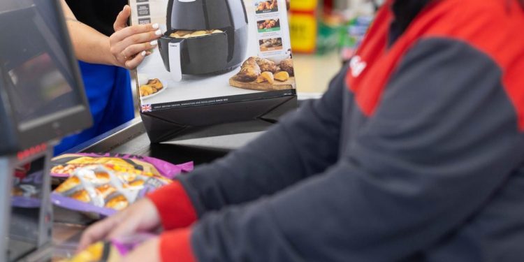 Špijunira li nas jedan od najpopularnijih uređaja? Otkrivene su kineske friteze na vrući zrak opremljene uređajima za nadzor