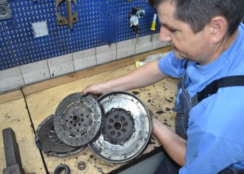 SAVJET STRUČNJAKA Spojka se ubrzano troši zbog loše vožnje, evo kako ćete joj produljiti vijek | NACIONAL.HR