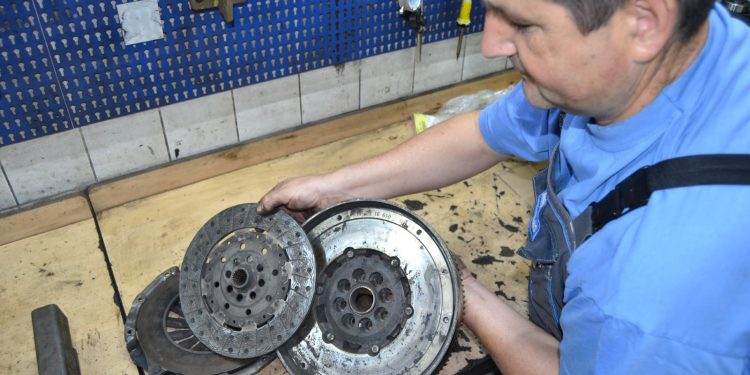 SAVJET STRUČNJAKA Spojka se ubrzano troši zbog loše vožnje, evo kako ćete joj produljiti vijek | NACIONAL.HR