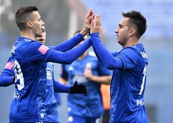 Sportske novosti – Bivši napadač Dinama oduševio navijače Modrih. Pozira u božićnom puloveru uz taktove himne kluba