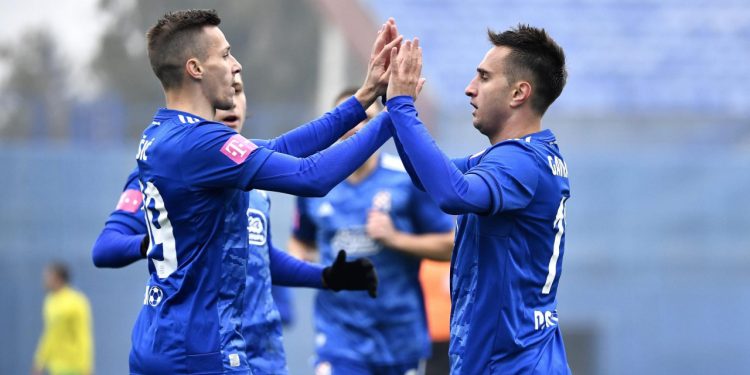 Sportske novosti – Bivši napadač Dinama oduševio navijače Modrih. Pozira u božićnom puloveru uz taktove himne kluba