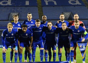 Sportske novosti – FOTO: Dinamovci zapalili svijeću na igralištu OŠ Prečko nakon tragičnog događaja