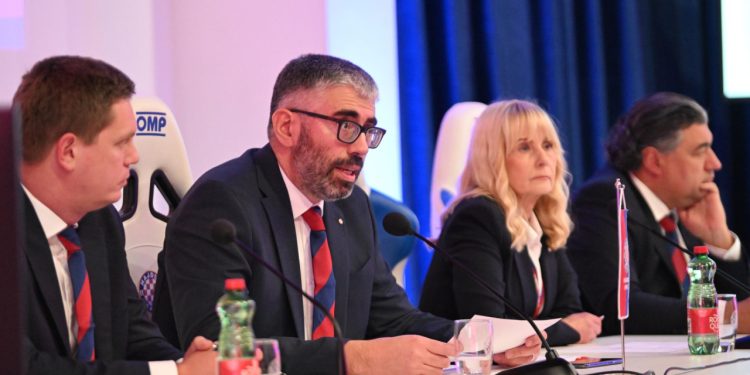 Sportske novosti – Kako je moguće da nisu spriječili zloporabu na Skupštini Hajduka? A plan od osam milijuna zvuči nevjerojatno