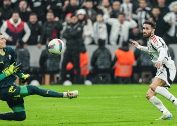 Sportske novosti – Pogledajte grešku koju je suigrač pokušao svaliti na Vatrenog: ‘Ovo mi slama srce, nije Livaković kriv’