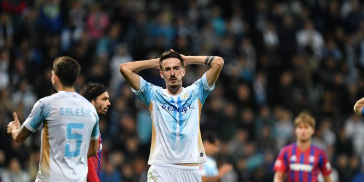 Sportske novosti – Problemi za Rijeku, stožernog igrača čeka duga pauza. Zbog ozljede propušta Dinamo, Osijek, Hajduk…