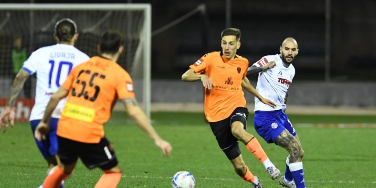 Sportske novosti – UŽIVO: Livaja prebacio golmana, domaćini se spasili uz ludu sreću. Vjetar pravi probleme na Šubićevcu