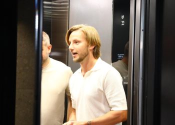 Sportske novosti – VIDEO Burna noć hajdukovaca: Rakitić se popeo na stol, skinuo majicu i pjevao ‘Šuti, moj dječače plavi’