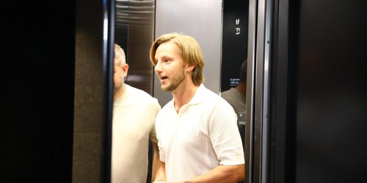 Sportske novosti – VIDEO Burna noć hajdukovaca: Rakitić se popeo na stol, skinuo majicu i pjevao ‘Šuti, moj dječače plavi’