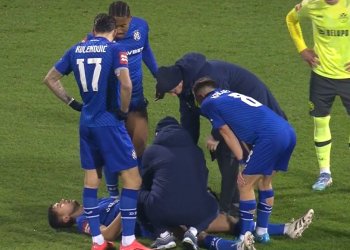 Sportske novosti – VIDEO Nevoljama nema kraja: Dinamovac digao ruku i legao na travnjak, a pogledajte kako je reagirao Ademi