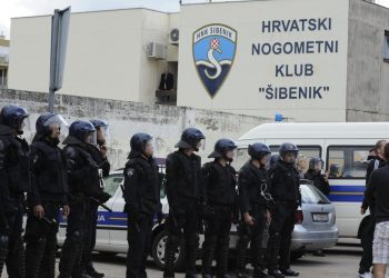 Sportske novosti – VIDEO Šubićevac pod opsadom navijača i policije: ‘Situaciju kontrolira dovoljan broj policajaca’