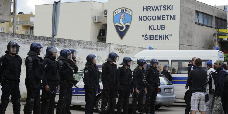 Sportske novosti – VIDEO Šubićevac pod opsadom navijača i policije: ‘Situaciju kontrolira dovoljan broj policajaca’