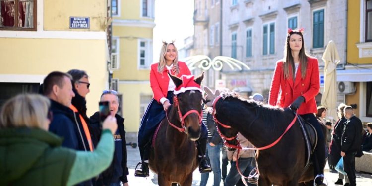 Stari običaj u Sinju je ponovno ‘oživio’. Evo kako je izgledalo Božićno koledanje